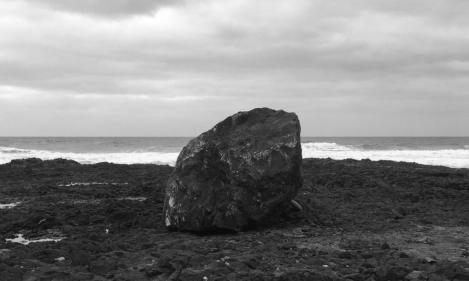 Roca volcánica sobre el malpaís, frente al mar